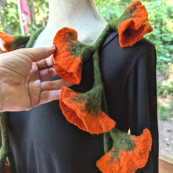 🧡 FLOWER SCARF! - Picture 6 of 8